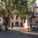 Entrando da via Ravanas si apre a noi un largo asfaltato:  il parcheggio del mercato
